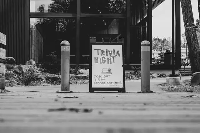 A sign pointing to a local trivia night